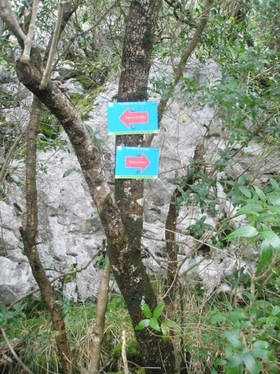 8 Antiguas indicaciones a la derecha a la cueva Covalanas a la izquierda a Ramales © Arkaitz Vidal 