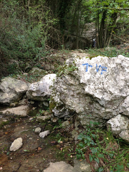 Indicadores azules VF a la vía ferrata 