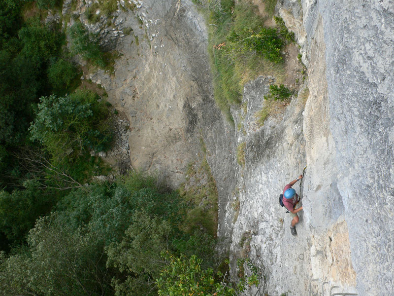 En la vertical mirando hacia abajo 