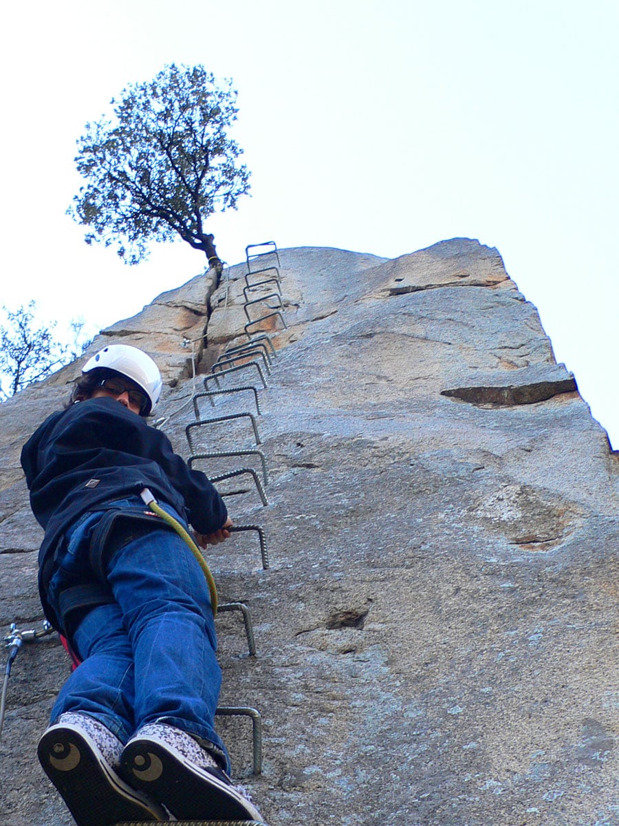 Paso aéreo pero no desplomado. La ferrata se empieza a animar 