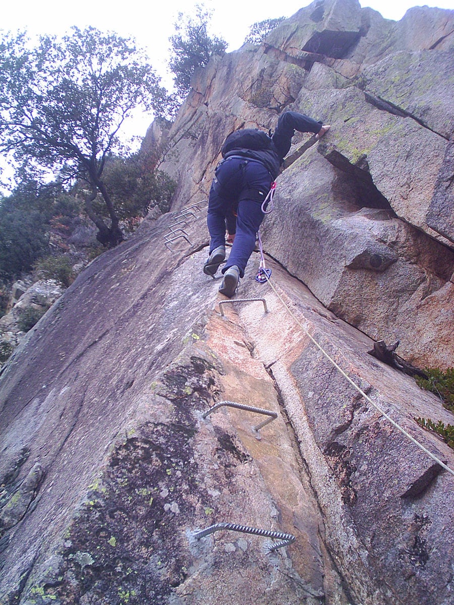Subimos aprovechando las grietas de la pared 