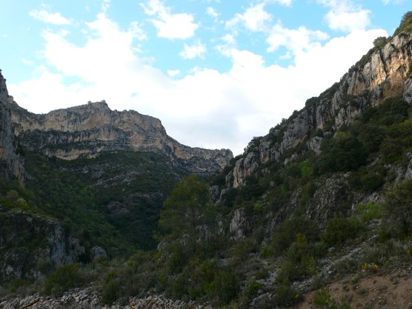 Entrada a los estrechos de Entremón. En la cima del risco podemos intuir las Ermitas de San Emeterio y San Celedonio y el Castillo de Samitier 