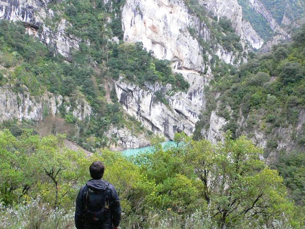 Vista de los estrechos y el paso abierto en la roca 
