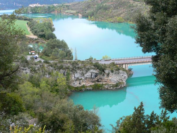 Llegando al coche junto al puente que cruza el embalse del Grado. Al fondo el pueblo Ligüerre de Cinca. 
