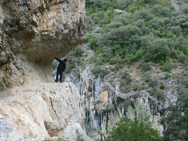 Otra vista del paso abierto en la roca 