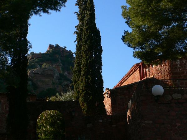 Ermita de Bruguers y el castillo d Eramprunyà arriba 