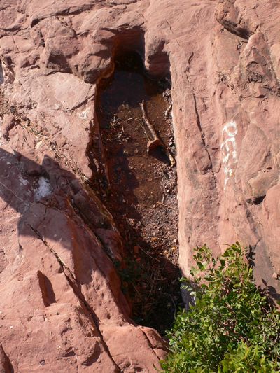Tumba antropomórfica junto a la ermita 