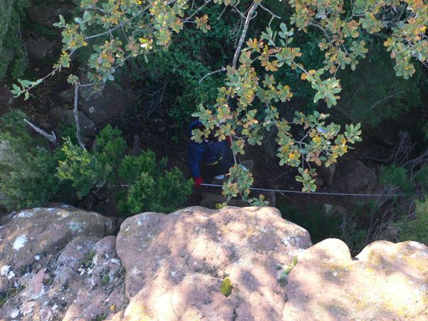 A la izquierda de la cruz baja un camino equipado con un cable que nos lleva la cueva 