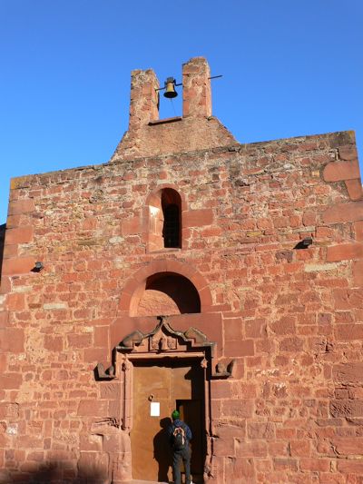 Entrada a la ermita románica 
