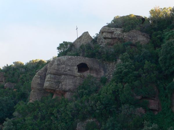 La cruz y la cueva son visibles desde el GR-92 