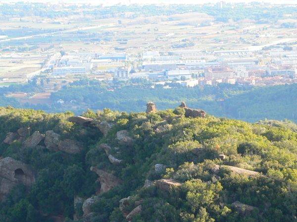Vista de la cueva de la Mare de Déu de Bruguers y la Cruz desde el castillo 