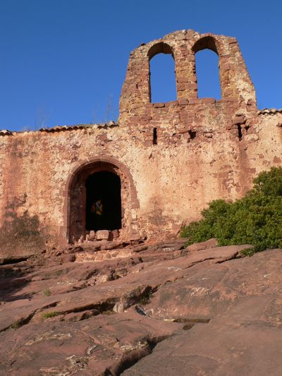 Entrada a la ermita románica de Sant Miquel 