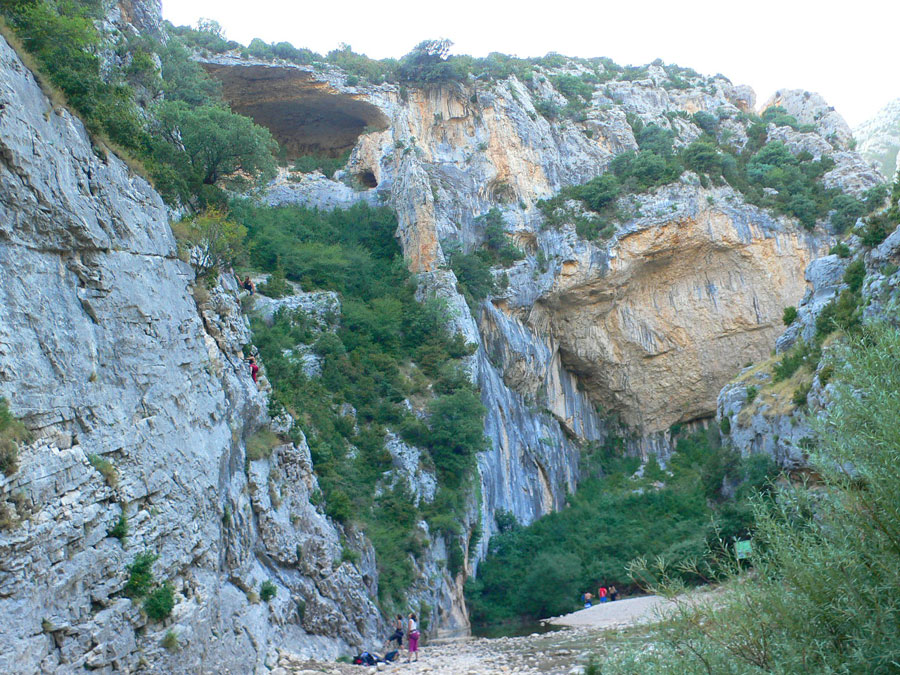 En el camino de aproximación frente a la fuente del Mascún -zona de escalada muy popular- 