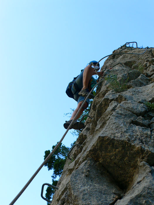 Vía equipada con abundantes grapas 