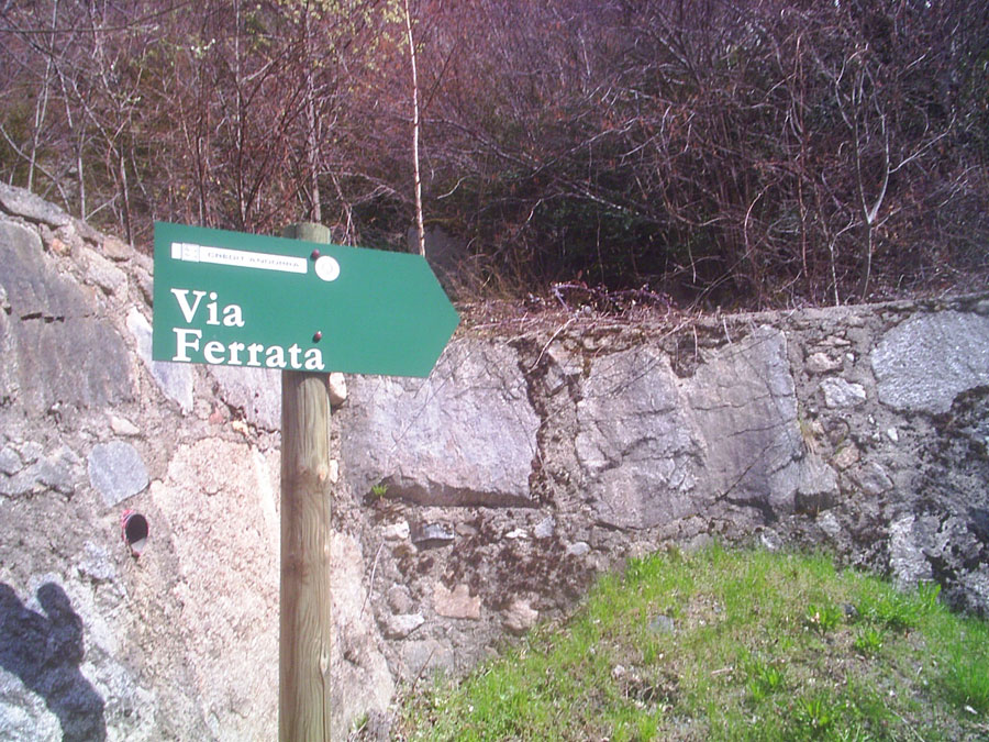 Indicador a la vía ferrata desde la carretera 