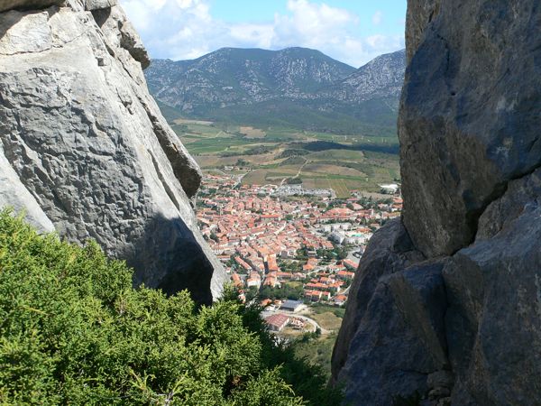 El pueblo se deja ver entre las rocas 