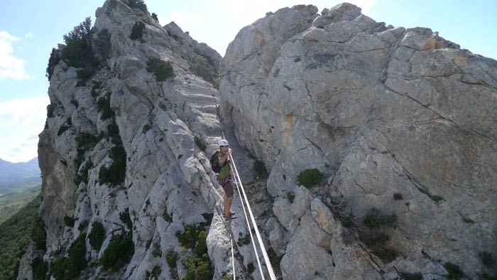 El segundo puente un largo nepalí con vistas al pueblo (© Carlos Cordero) 