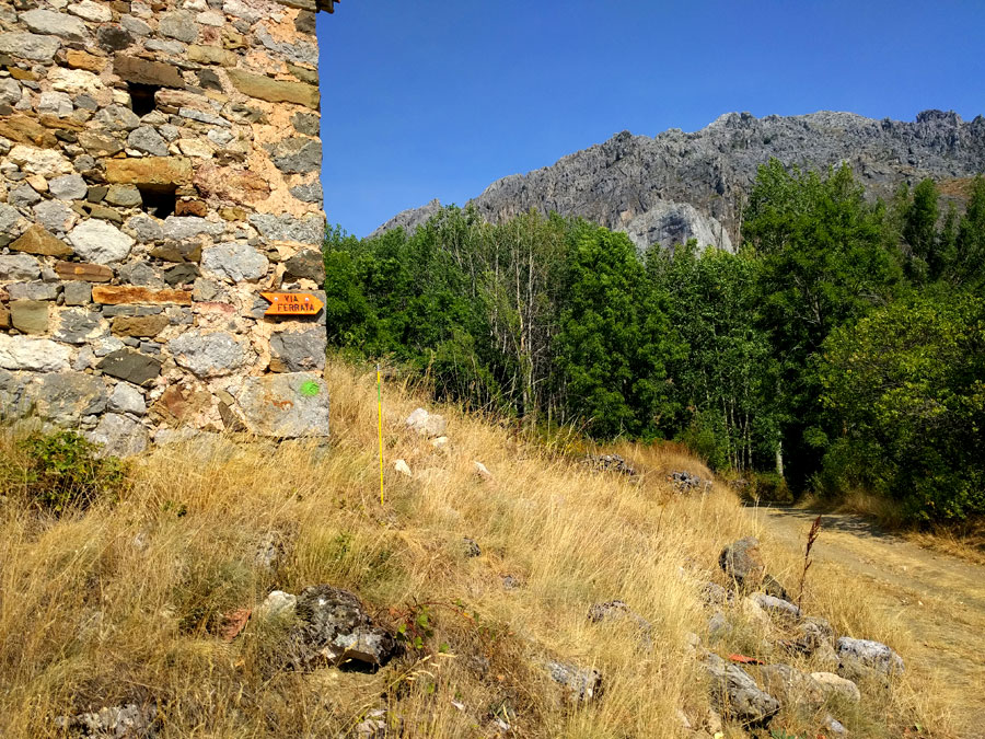 Indicación a la salida del pueblo de Cubillas de Arbas -cerca de la sede de Naturocio- 
