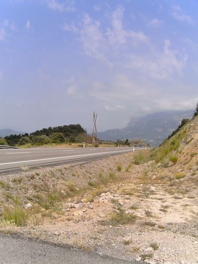 Entrada de la nacional y vista a la escultura en honor al rey Gonzalo de Ribagorza (© Daniel Arteche) 