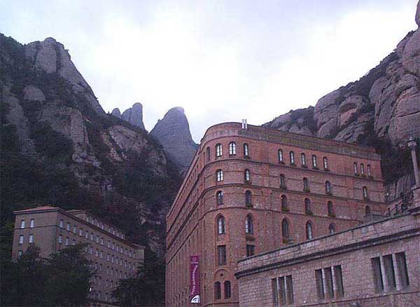 Vista de la Gorra Frígia desde el monasterio. La Gorra Frígia es la cima central (2006) 