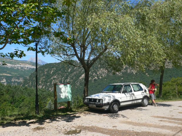 Parking y panel con las rutas de la zona 