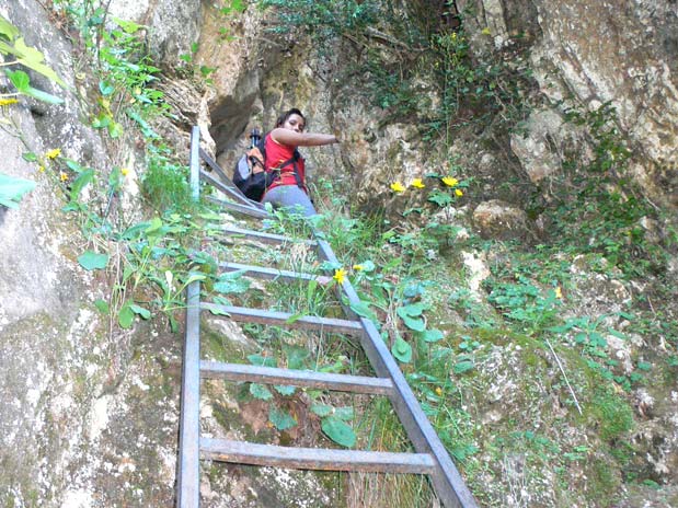 Superada la escalera metálica nos dirigimos hacia el salto de agua 