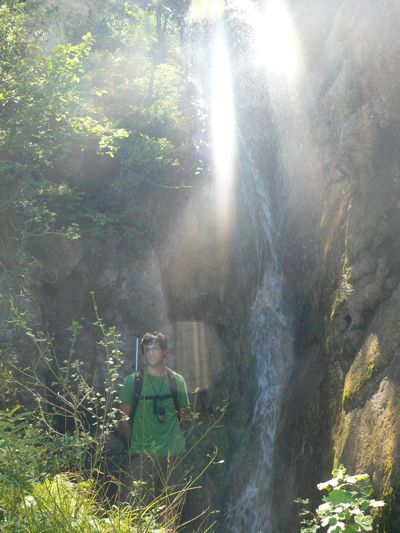 Al pie del salto el camino gira 180º 