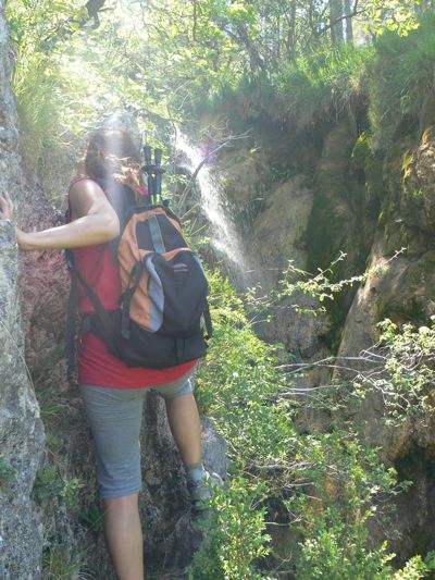 Subimos por unas gradas junto a la cascada 