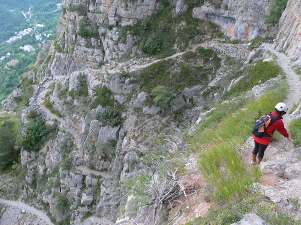 El camino de regreso serpentea en dirección contraria a la ferrata y un poco por debajo de la misma. 