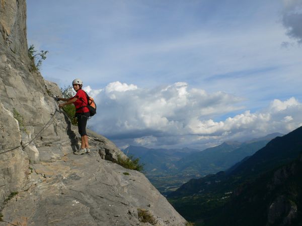 Esta es una vía ferrata donde a veces caminaremos. Momento de contemplar las vistas al torrente de la Biaysse 