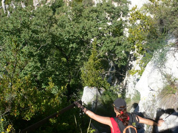 Bajamos escalonadamente ayudados de antiguas instalaciones 