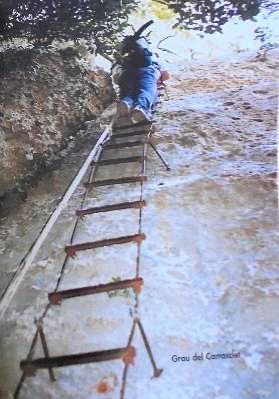 Foto histórica del Grau del Carrasclet extraída del libro Vies ferrades i camins equipats de 2001 