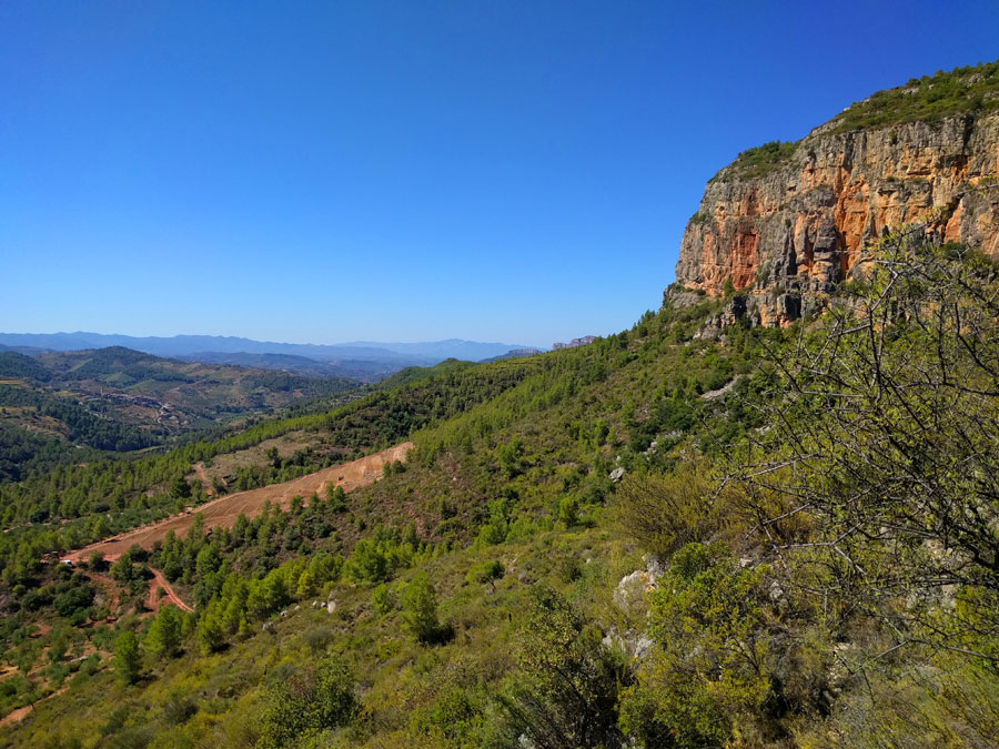 Vista de las escarpadas paredes Els Montalts al pie del grau de la Guineu 