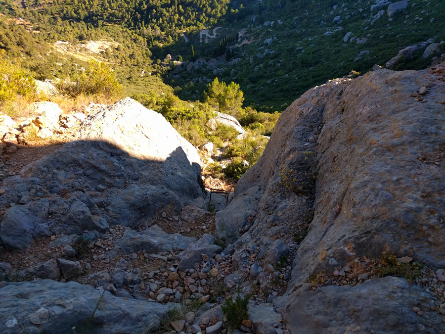 Vista atrás del primer resalte y la ermita de Sant Joan de Codolar al fondo 