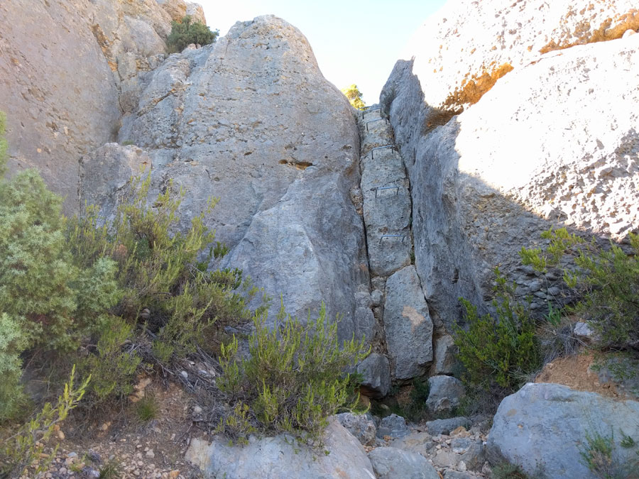 Primer resalte equipado con grapas de vía ferrata 