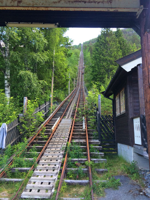 Por las vías de un antiguo funicular se hace la bajada ® Richie Riko 