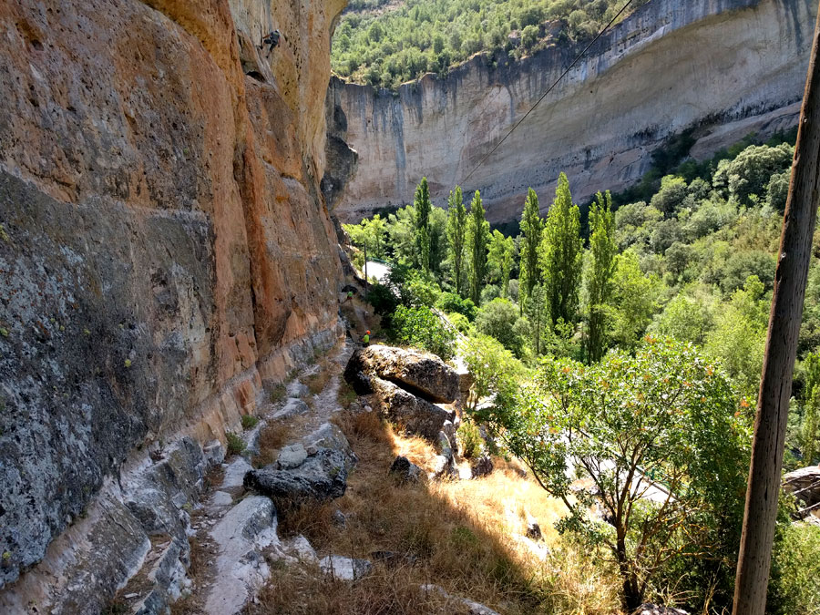 Vista atrás desde el inicio a la zona de escalada y la carretera 