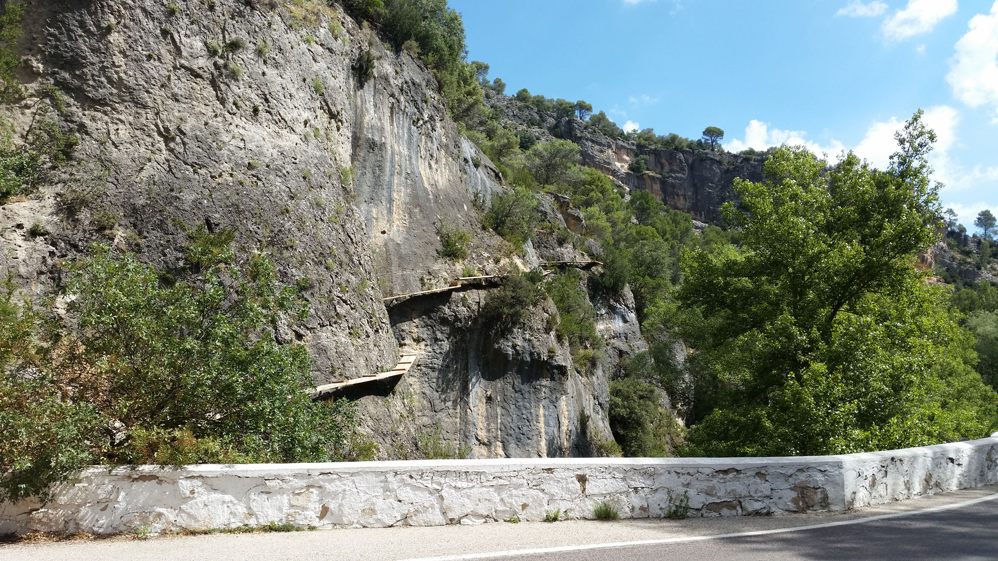 Pasarelas río Escabas desde la carretera © Javier Martín 