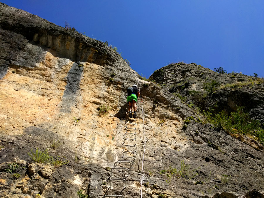 Entrada vertical con ligero desplome 
