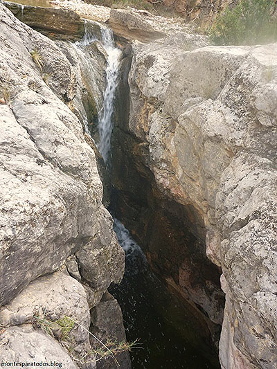 Cascada estrecha 