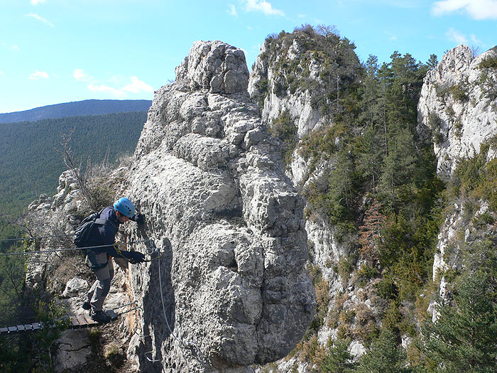 Cruzando el puente colgante 
