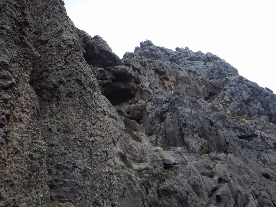 En la cueva del centro de la foto se encuentra la bifurcación 