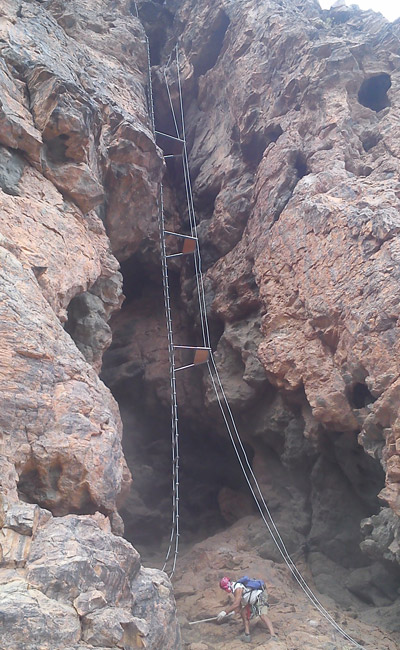 En un momento de la construcción de la Escalera al Cielo 