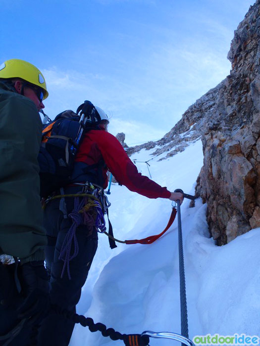 Tramo de ferrata cubierto de nieve 