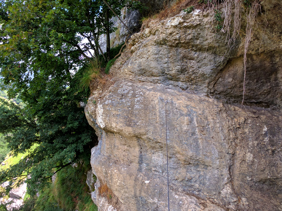 Puente nepalí que cruza la cueva donde descansan las cabras 