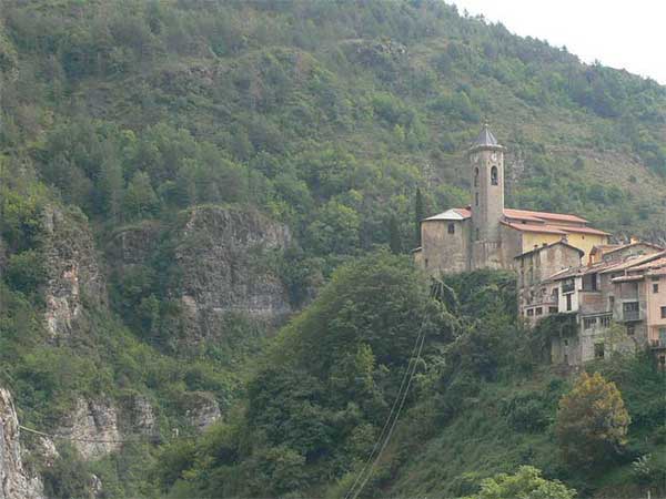 La iglesia de Lantosque y el cañón 