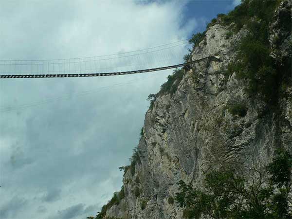 Desde el fondo del cañón vemos la pasarela 