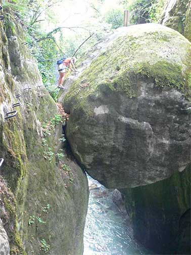 Aquí una gran roca suspendida sobre el vésubie hace de puente 
