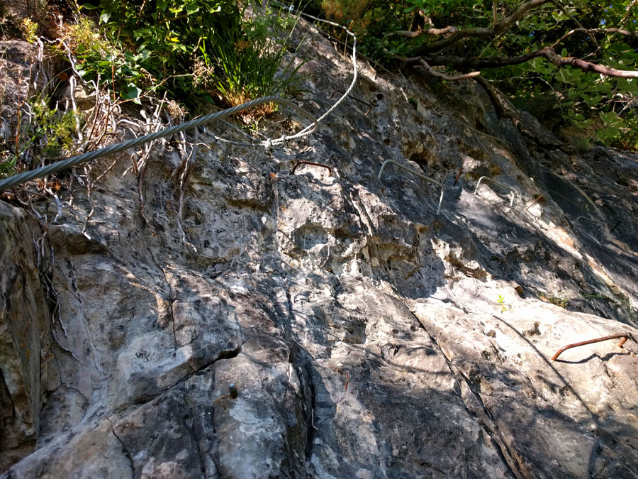 Grapas más pequeñas y cable más fino y rígido 