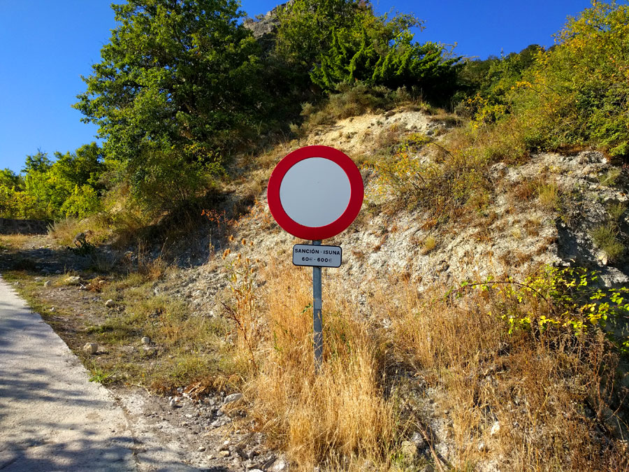 Inicio de la aproximación - Prohibido pasar con el coche- 